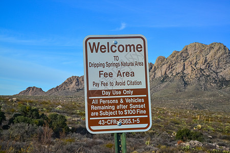 新墨西哥州山地景观背景上的“WELCOME至自然区”字样信息符号图片