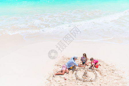 在热带沙滩度假时幸福的美丽家庭女孩情调兄弟海洋母亲旅行异国姐姐跑步成人图片