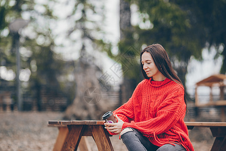 周末在森林里放轻松的女人乐趣娱乐友谊快乐游客孩子伴侣椅子微笑童年图片