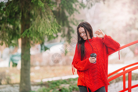 周末在森林里放轻松的女人朋友乐趣咖啡店快乐伴侣娱乐椅子公园幸福童年图片