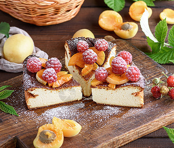 果子和杏仁覆盆子棕色蛋糕糕点营养食物奶制品白色烹饪奶油图片