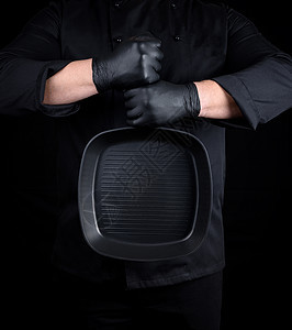 黑衣和黑色乳胶大厨手套 装着空的Sq用具炙烤铸铁厨房男人平底锅美食厨师烹饪食物图片