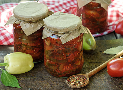 加蔬菜的罐加茄子饮食食物燃烧红色胡椒玻璃营养桌子勺子绿色图片