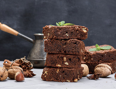 烤面包方形巧克力蛋糕馅饼糕点棕色薄荷甜点木头核桃食物正方形桌子黑色图片