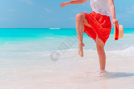 在白色沙滩上 紧贴女性的脚女孩闲暇棕褐色晴天日光浴享受热带乐趣女士阳光图片