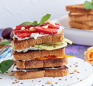 法式吐司 加干酪 草莓 木薯和蓝柏小吃奇异果奶制品餐巾浆果水果食物木板午餐早餐图片