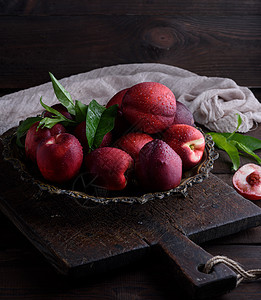铁板上含白红桃子红色营养油桃绿色食物甜点叶子圆形桌子水果图片