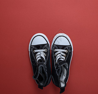 一对黑色的旧纺织运动鞋白色鞋类跑步纺织品运动鞋带红色衣服帆布橡皮图片