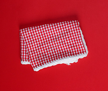 红色背景的盒子中的红棉用毛巾折叠图片