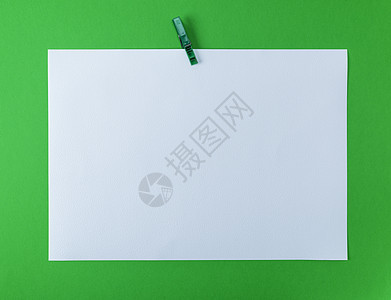 绿色塑料 clothespi 上的白色空白图纸别针艺术夹子记事本文档卡片邮政小样商业笔记背景图片