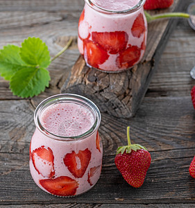 玻璃罐中新鲜草莓和酸奶的清凉饮食桌子红色果汁薄荷食物绿色甜点水果早餐图片