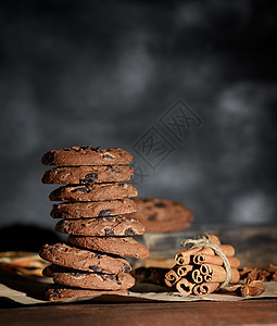 圆形巧克力曲奇饼甜点早餐芯片肉桂饼干黑色食物糕点乡村棕色图片