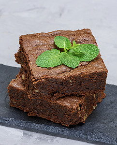 烤巧克力蛋糕面包馅饼的巧克力布朗尼派图片
