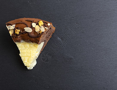 带白奶油的巧克力蛋糕饼 顶视图图片