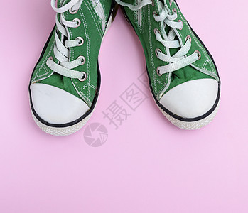 粉红背景的一对绿色儿童鞋图片