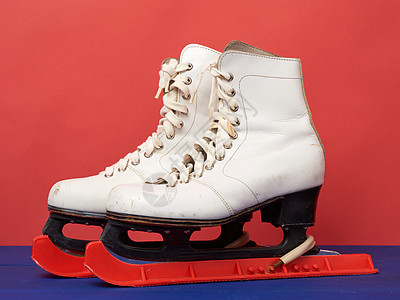 红后腹瓜上滑冰台的白白皮溜冰鞋图片