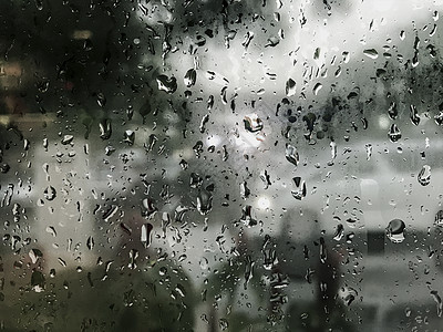 雨季雨背景玻璃窗上的雨滴街道蓝色城市天气水滴运输情感墙纸季节下雨图片