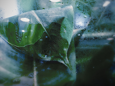 雨季雨背景玻璃窗上的雨滴植物下雨镜子季节灯泡蓝色墙纸窗户孤独季风图片