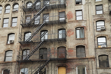 有户外楼梯的旧建筑结构城市生活窗户房地产脚步房子街道外观住宅水泥图片