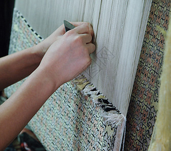 编织地毯和织织织羊毛手指女性生产织机作坊制造业工作手工业纺纱图片