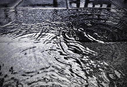 雨季雨季背景的街道上水流图片