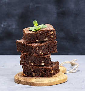 烤面包方形巧克力蛋糕馅饼棕色正方形营养甜点烹饪木头薄荷食物可可黑色图片