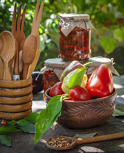 棕色粘土盘蔬菜和罐头加罐装茄子的蔬菜图片