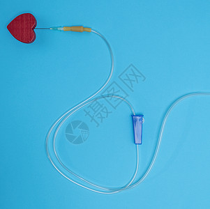 蓝色背地上有针头和红心的空塑料投弹手医疗病人护士药品膀胱外科手术管子注射白色图片