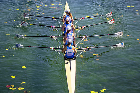绿湖上妇女四倍排行队行动同步赛艇血管小艇耐力桨手四联娱乐蓝色图片