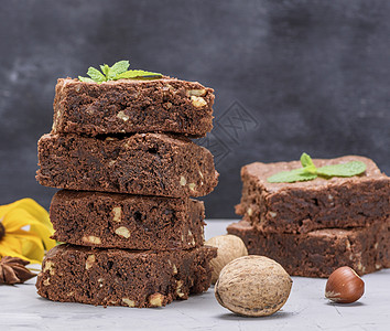 巧克力巧克力面包饼和华努的烤方形巧克力蛋糕馅饼桌子甜点正方形糖果食物薄荷绿色坚果棕色核桃图片