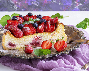 芝士蛋糕和成熟的新鲜草莓白色桌子红色装饰厨房蛋糕食物薄荷甜点浆果图片