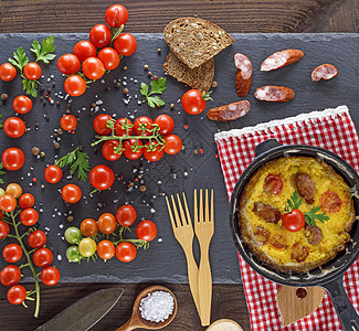 用红樱桃西红柿鸡蛋炸熟煎蛋早餐平底锅油炸蔬菜毛巾午餐香菜绿色香肠盘子图片