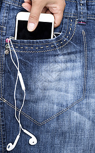 在蓝牛仔裤前口袋里 一只白色智能手机图片