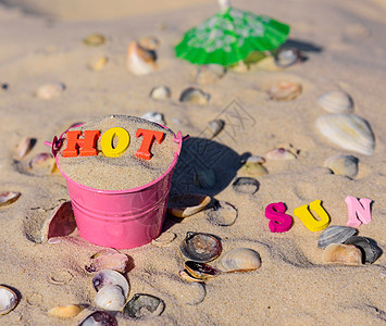 粉红色婴儿铁桶 装满木制多色字母童年海岸旅行黄色玩具假期晴天乐趣海滩粉色图片