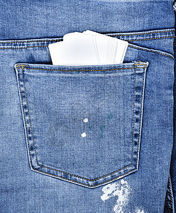 蓝色牛仔裤后袋里的纸卡背景图片