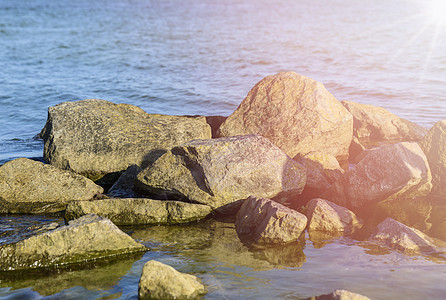 夏日海水中的大石块背景图片