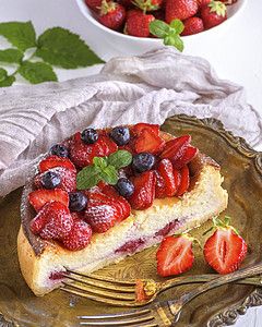 芝士蛋糕由干酪和新鲜草莓制成盘子蛋糕桌子红色奶油馅饼奶制品水果白色营养图片