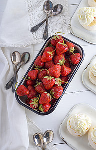 白铁板上新鲜的成熟草莓图片