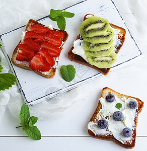 法式吐司 加干酪 草莓 木薯和蓝柏甜点面包浆果白色食物红色奇异果奶制品水果绿色图片
