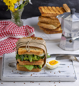 法式吐司和生菜的三明治 叶子和煮鸡蛋白色面包小吃香菜桌子蔬菜食物棕色绿色沙拉图片