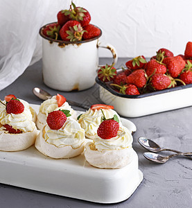 加奶油和新鲜草莓的烤蛋面蛋糕白色红色食物浆果营养糕点味道薄荷甜点图片