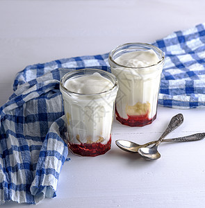 两杯玻璃杯 配有自制酸奶和草莓糖浆图片