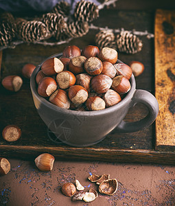 棕色粘土杯中壳壳子中的栗子杯子小吃木头食物盘子坚果种子水果团体营养图片