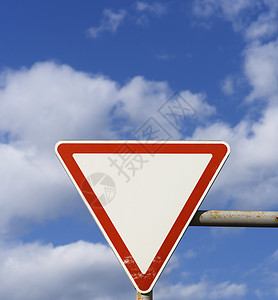 优先道路标志 要求驾驶者让路;图片