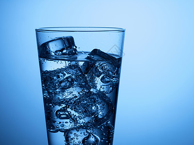塑料瓶和加冰的玻璃杯蓝色气泡饮料立方体液体矿物白色图片