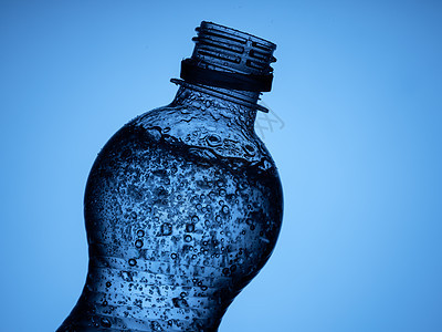 塑料瓶和加冰的玻璃杯蓝色矿物气泡塑料液体饮料图片