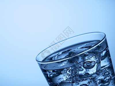 塑料瓶和加冰的玻璃杯蓝色白色立方体气泡矿物液体饮料图片
