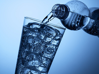 塑料瓶和加冰的玻璃杯玻璃气泡飞溅饮料瓶子流动液体矿物茶点蓝色图片