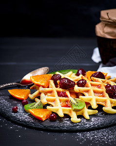 用果酱和新鲜水果烤比利时华夫饼早餐食物甜点午餐盘子奇异果糕点橙子勺子美食图片