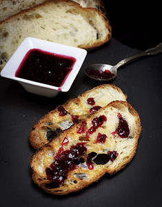 白面包和草莓果酱图片